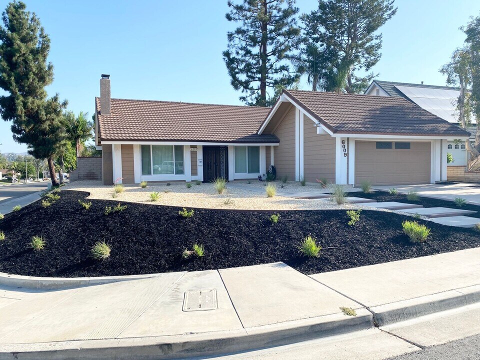 6009 E La Paz Cir in Anaheim, CA - Foto de edificio