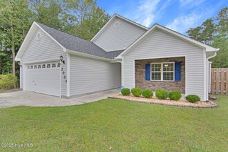 2009 W T Whitehead Dr in Jacksonville, NC - Foto de edificio - Building Photo