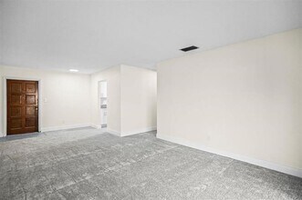 493 NW 43rd St in Oakland Park, FL - Building Photo - Building Photo
