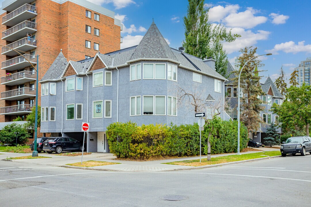 1110 15 Av SW in Calgary, AB - Building Photo