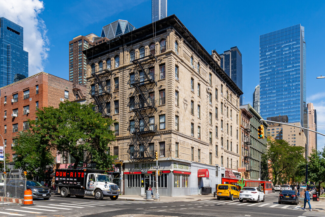 824 9th Ave in New York, NY - Building Photo