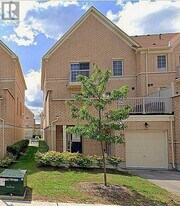 60 Cathedral High St in Markham, ON - Building Photo