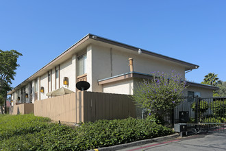 Plaza Verde in Escondido, CA - Foto de edificio - Building Photo