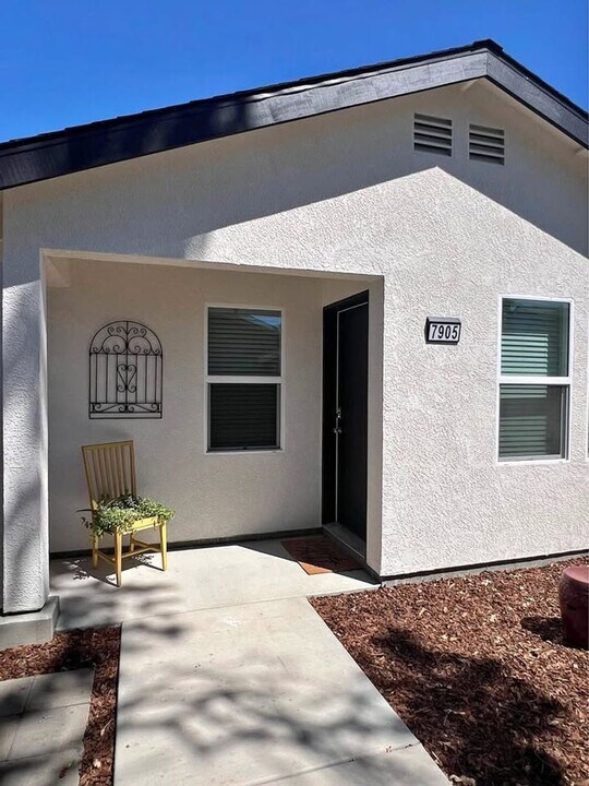 7901-7905 Farnell Way in Sacramento, CA - Building Photo