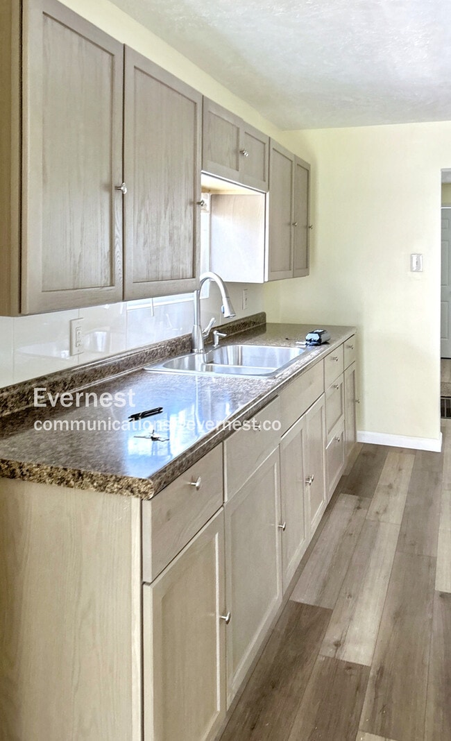 1050 Holmden Ave in Cleveland, OH - Building Photo - Building Photo