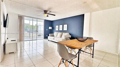 3750 NE 170th St in North Miami Beach, FL - Foto de edificio - Building Photo