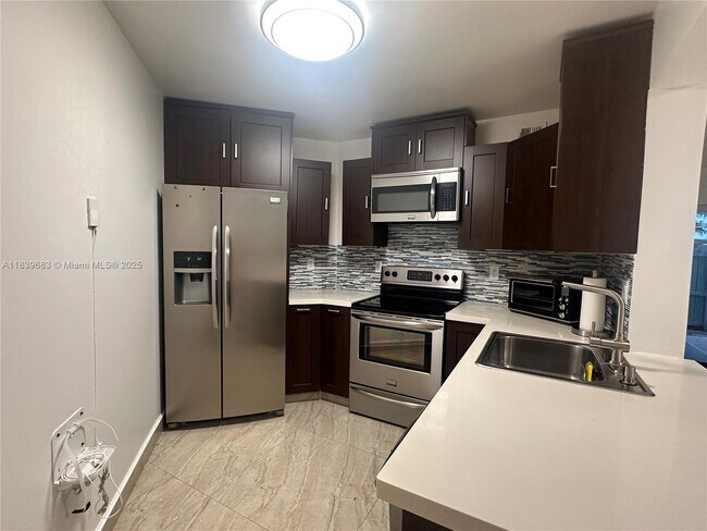 9423 Fontainebleau Blvd in Miami, FL - Building Photo - Building Photo