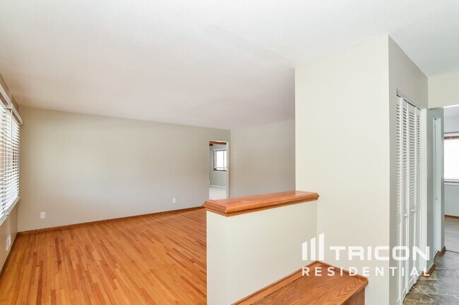 8460 Westbend Rd in Minneapolis, MN - Foto de edificio - Building Photo