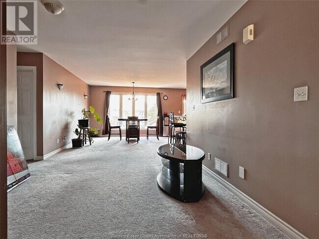 4570 Unicorn Ave in Windsor, ON - Building Photo - Building Photo