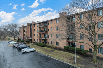 Farmingdale Terrace in Darien, IL - Foto de edificio - Primary Photo