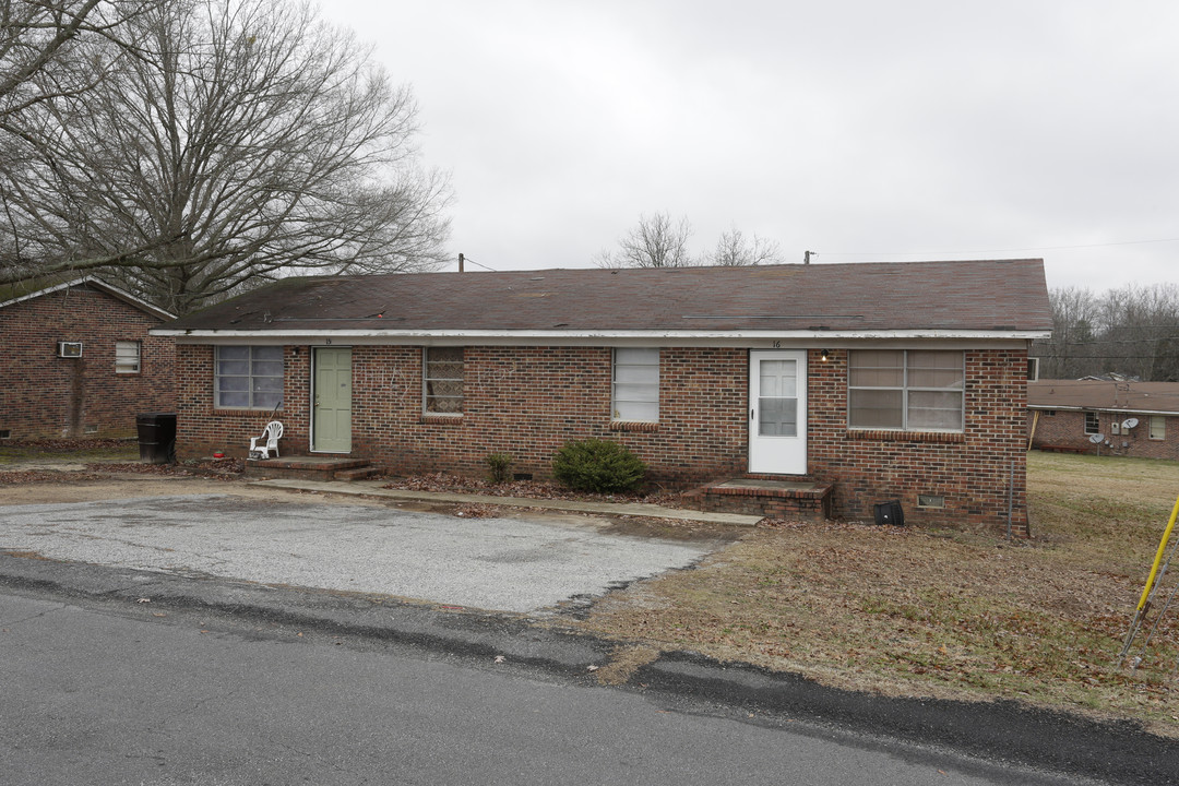 Triangle Court in Honea Path, SC - Building Photo