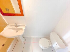 5235 SW 40th Ave in Fort Lauderdale, FL - Building Photo - Building Photo