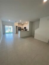 10175 Trumpet Honeysuckle Wy in San Antonio, FL - Building Photo - Building Photo