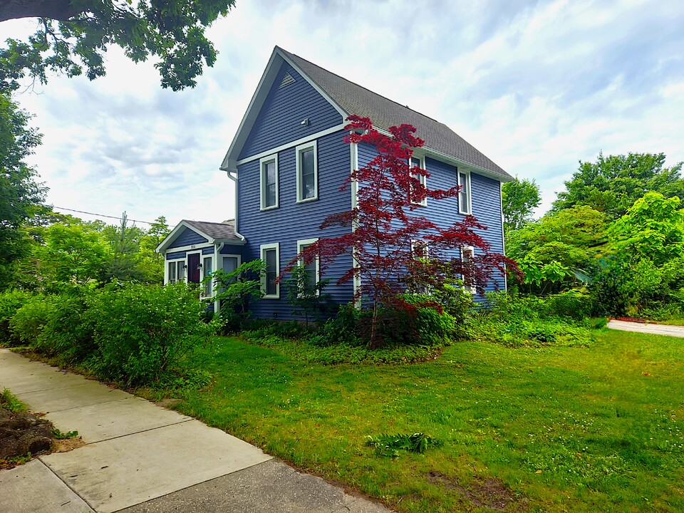 556 Lagrange St in South Haven, MI - Building Photo