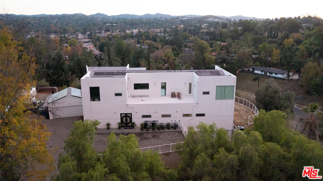 5900 Winnetka Ave in Los Angeles, CA - Building Photo