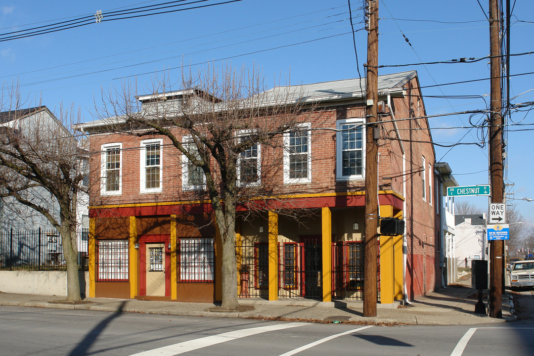 741 E Chestnut St in Louisville, KY - Foto de edificio