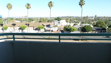 5271 Huntington Dr N in Los Angeles, CA - Foto de edificio - Building Photo