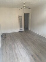 8508 1/4 S San Pedro St, Unit 8508 Quarter in Los Angeles, CA - Building Photo