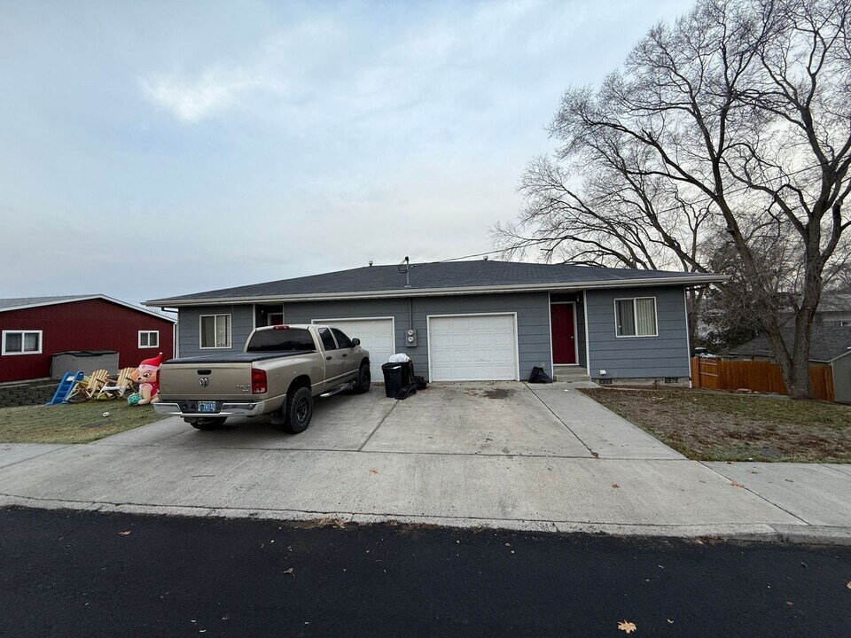 180-190 NE 10th St in Madras, OR - Building Photo