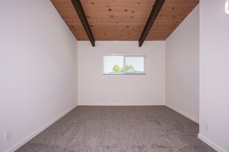 Apartments on Cabot Way in Napa, CA - Foto de edificio - Interior Photo