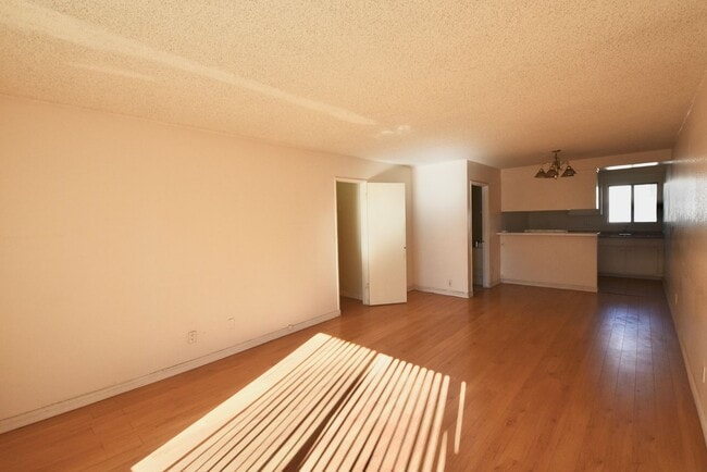 4930 Whitsett Ave in Los Angeles, CA - Building Photo - Building Photo