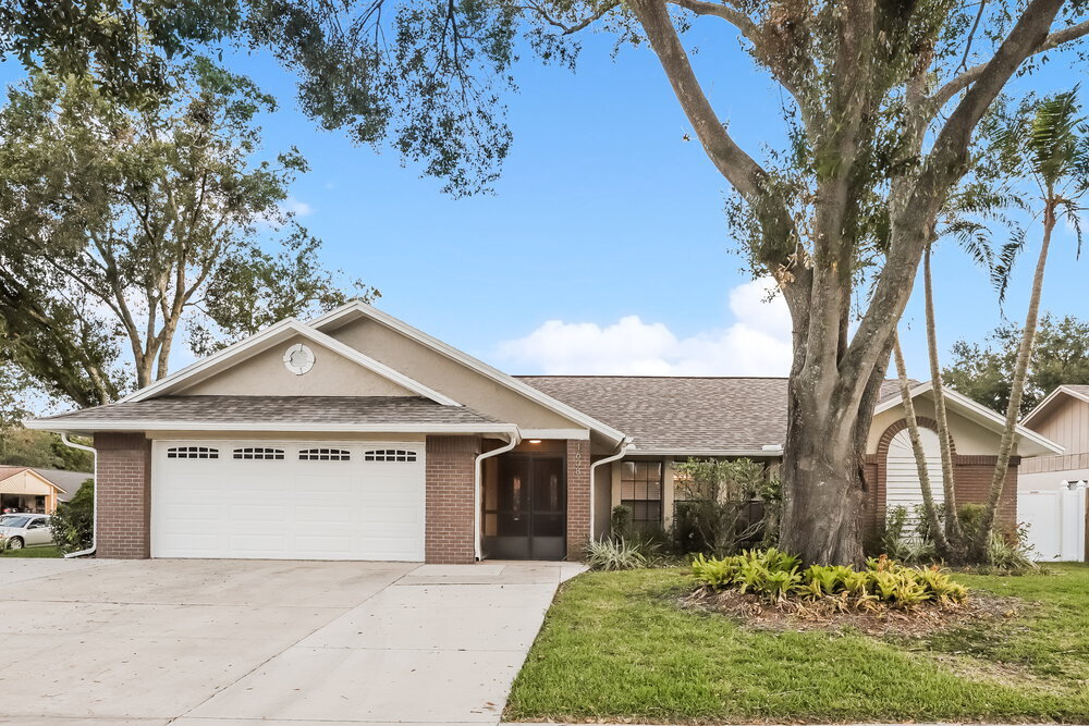 1608 Shady Leaf Dr in Valrico, FL - Foto de edificio