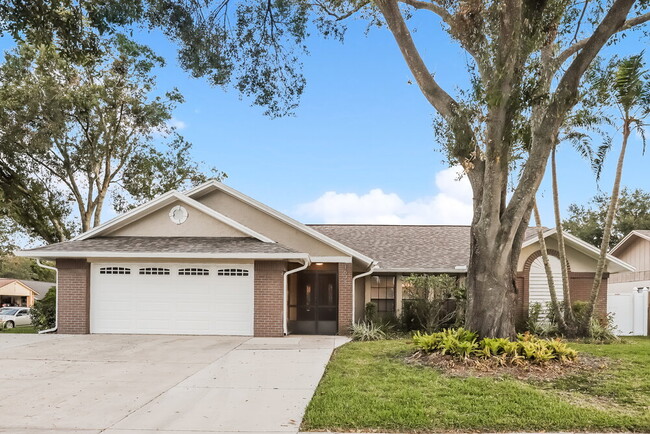 1608 Shady Leaf Dr in Valrico, FL - Foto de edificio - Building Photo