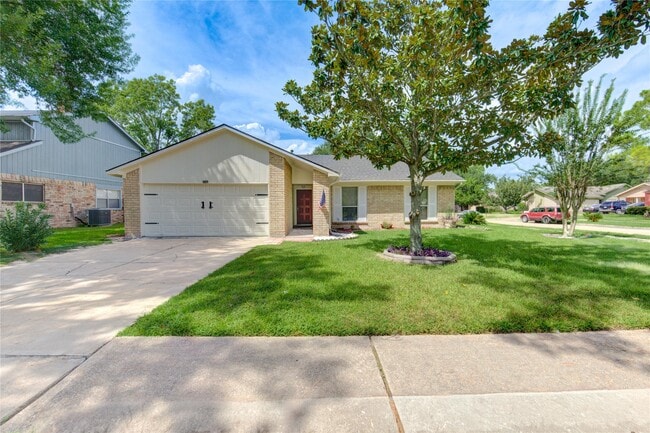 3702 Royal Manor Dr in Houston, TX - Building Photo - Building Photo