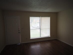 124 Hillside Dr in Elgin, TX - Building Photo - Building Photo
