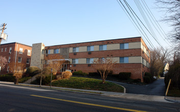 4465 Macarthur Blvd NW in Washington, DC - Foto de edificio - Building Photo