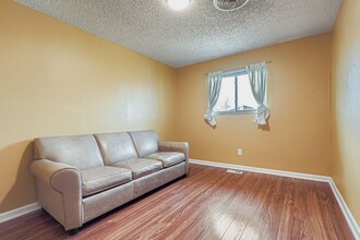 8293 Gaylord St in Denver, CO - Foto de edificio - Building Photo