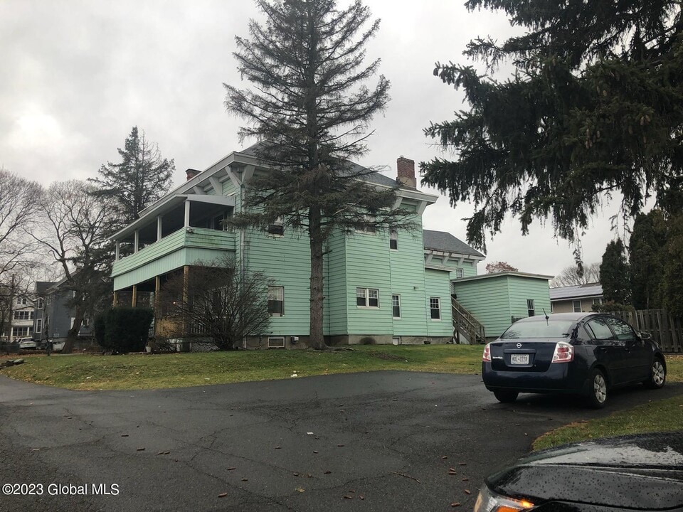 600 1st St in Watervliet, NY - Building Photo