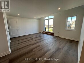 7532 Splendour Dr in Niagara Falls, ON - Building Photo - Building Photo