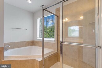 22672 Flowing Spring Square in Ashburn, VA - Building Photo - Building Photo