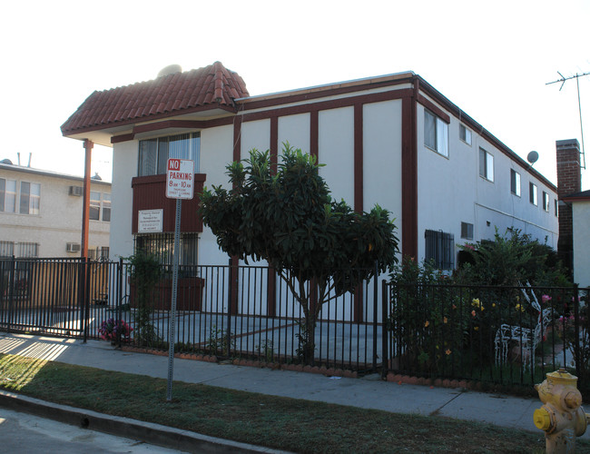 11239 Emelita St in North Hollywood, CA - Building Photo - Building Photo