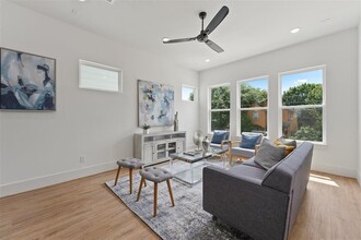 1207 Cavalcade St in Houston, TX - Foto de edificio - Building Photo