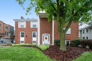 140 Arlington Ave, Unit 2 in Elmhurst, IL - Building Photo