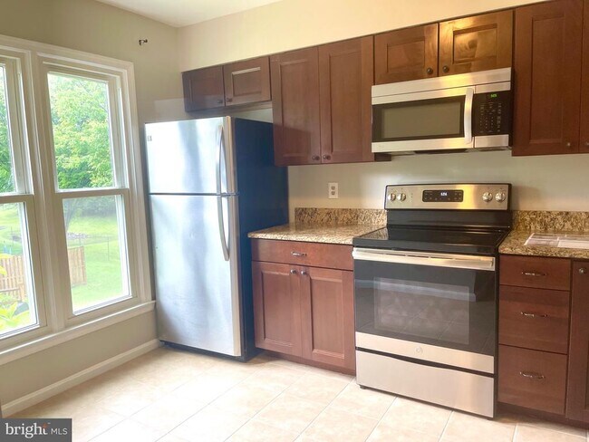 11019 Candlelight Ln in Potomac, MD - Building Photo - Building Photo