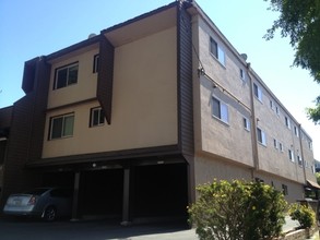 2228 Encinal Ave in Alameda, CA - Foto de edificio - Building Photo