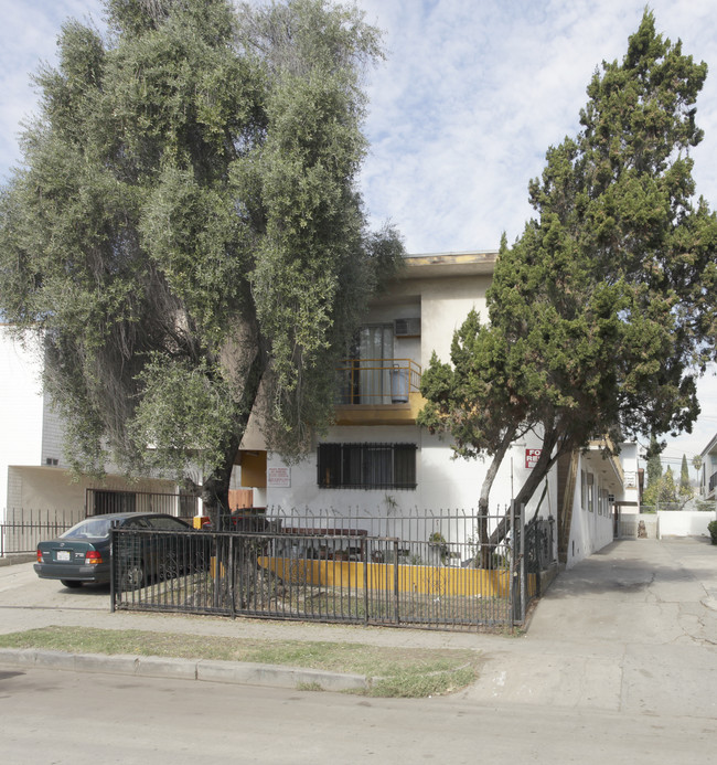 5733 Virginia Ave in Los Angeles, CA - Foto de edificio - Building Photo