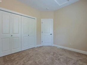 6128 NW Trowbridge Dr in Portland, OR - Building Photo - Building Photo