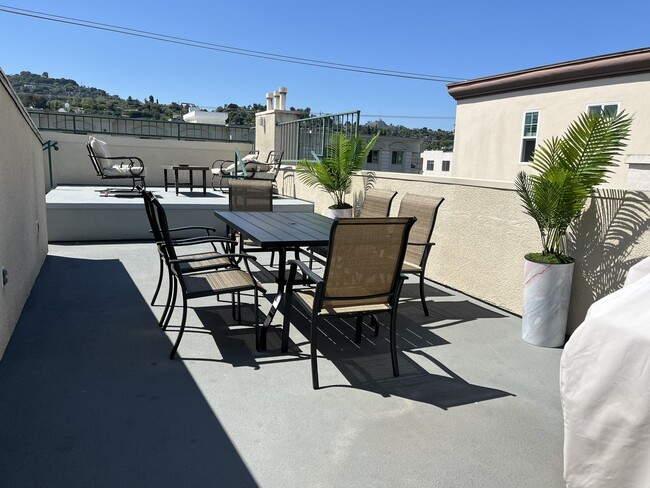 Adriana Arms Apartments in Studio City, CA - Building Photo - Building Photo