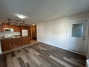 598-598 Sutherland Ave in Kelowna, BC - Building Photo - Building Photo