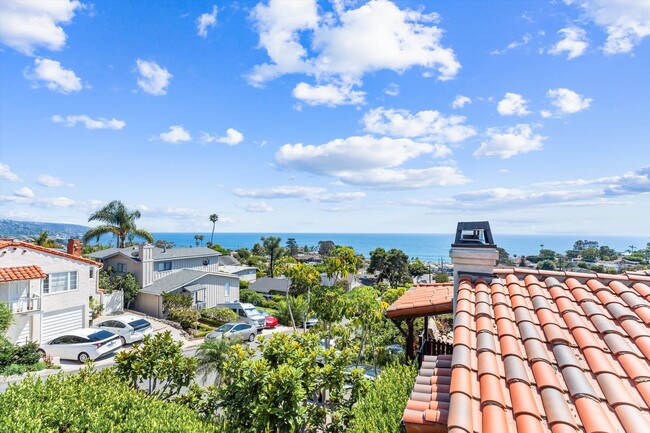 1425 Hillcrest Dr in Laguna Beach, CA - Building Photo - Building Photo