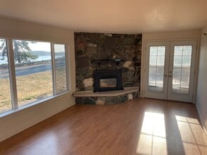 1332 Penn Cove Rd in Oak Harbor, WA - Building Photo - Building Photo