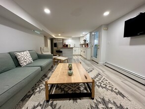 43 Carleton St, Unit B in Newton, MA - Building Photo - Building Photo