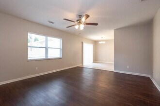 318 Regal Park Dr in Valrico, FL - Foto de edificio - Building Photo