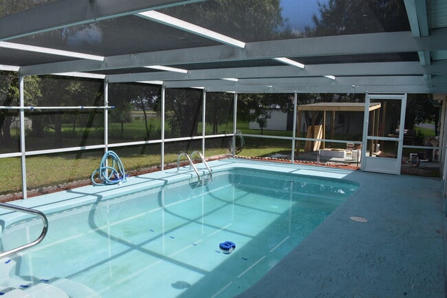 1295 Pilgrim Rd in Spring Hill, FL - Foto de edificio - Building Photo