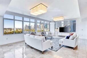 54 Rainey St in Austin, TX - Building Photo