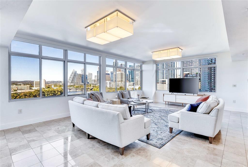 54 Rainey St in Austin, TX - Building Photo